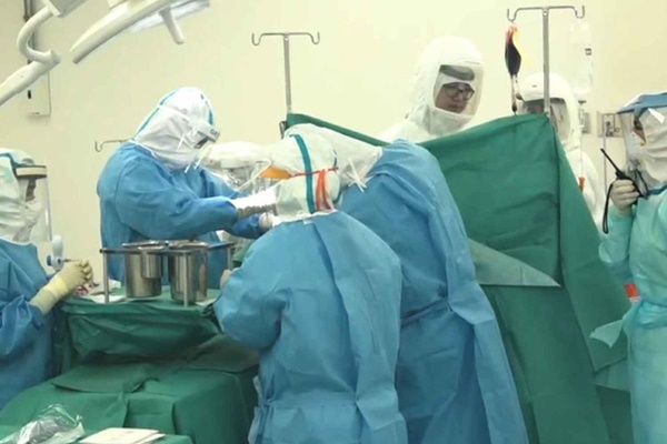 Xúc động: Cậu bé 5 tuổi mắc COVID-19 hiến tủy xương để cứu chị gái 7 tuổi, điều tuyệt vời sau đó là cô bé không lây bệnh từ em mình-2