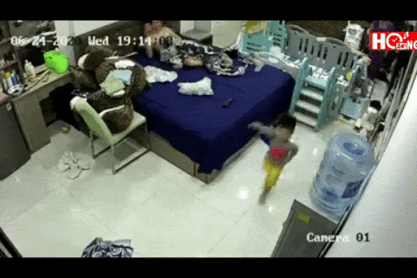 Phẫn nộ clip người vợ đang bế con bị chồng giật tóc hành hung khiến cháu bé rơi đập đầu xuống đất-2