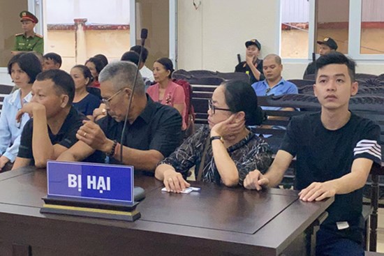 Diễn biến bất ngờ vụ thi thể đổ bê tông: Mẹ nạn nhân lên tiếng cho rằng con mình chưa chết, 4 bị cáo không giết người!?