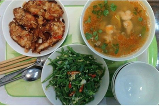 Dọn mâm lên thì cơm còn nguyên gạo nước, chồng ném cả nồi vào thùng rác và màn vùng lên của người vợ quen nhịn nhục