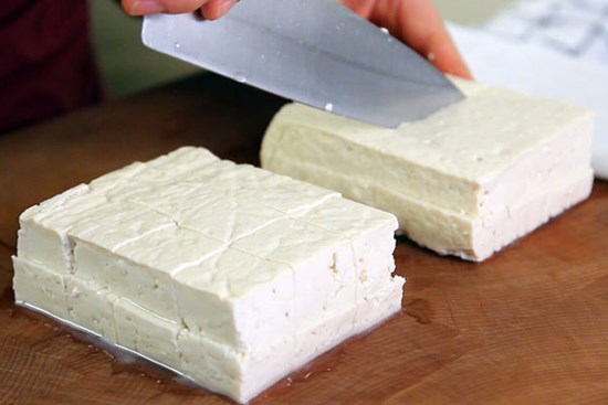 Đậu phụ là món quá quen trong bữa cơm gia đình nhưng khi đi mua đậu cần né ngay 3 loại này