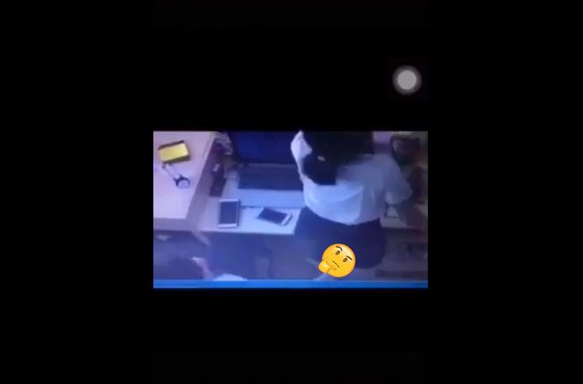 Nam nhân viên 1 chuỗi bán lẻ di động thản nhiên khám phá chỗ nhạy cảm của đồng nghiệp trong giờ làm việc?-2