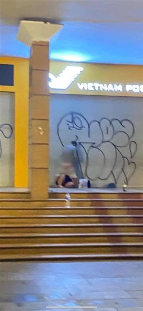 Phẫn nộ hình ảnh cặp đôi thản nhiên mây mưa trước cửa Bưu điện Hà Nội, ngay cạnh hồ Gươm-1