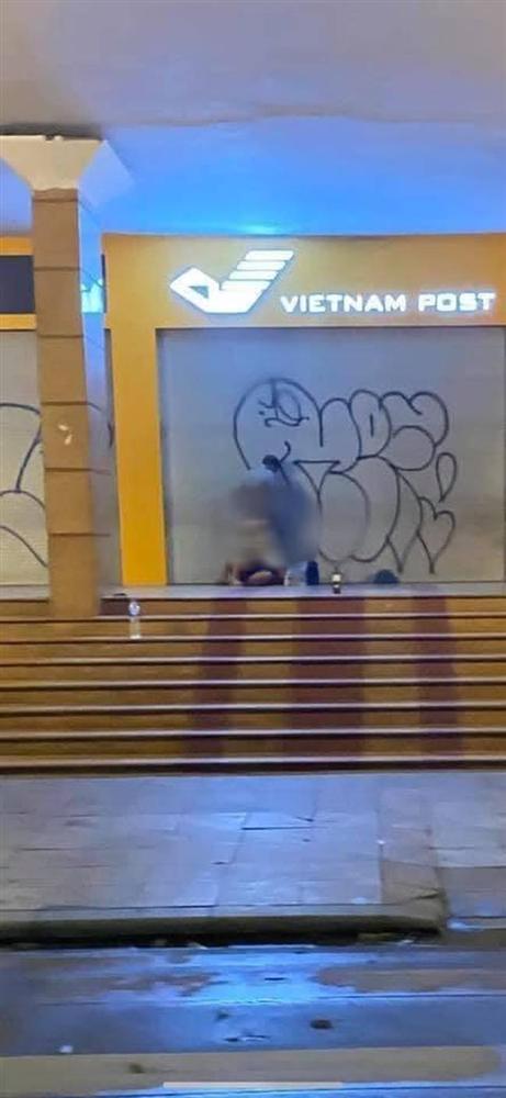 Phẫn nộ hình ảnh cặp đôi thản nhiên mây mưa trước cửa Bưu điện Hà Nội, ngay cạnh hồ Gươm-2