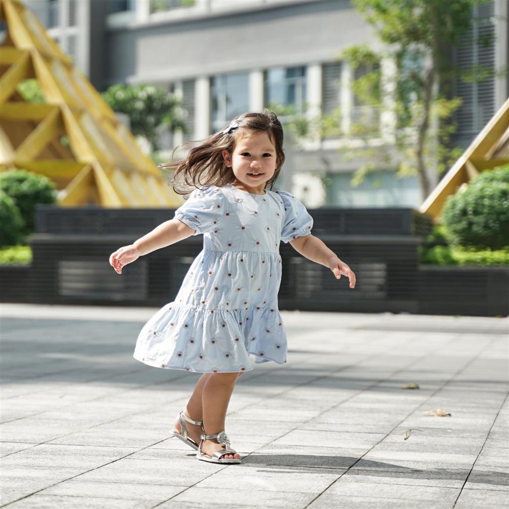 Bé Myla mới 2 tuổi đã sở hữu chiều cao của trẻ 3 tuổi, nhìn cách nuôi con của siêu mẫu Hà Anh có nhiều điều đáng học hỏi-10