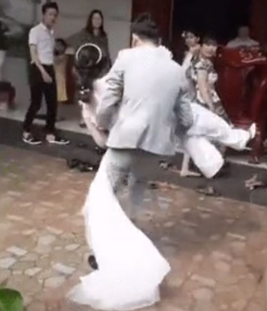 Sự thật clip chú rể bế cô dâu qua mặt mẹ chồng để vào nhà bằng cửa chính: Mẹ ngăn lại vì chú rể đi quá nhanh khi cô dâu đang có bầu-1