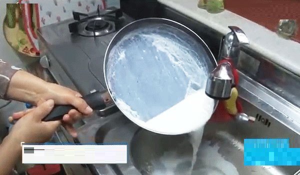 Thấy vợ đổ sữa tươi vào chảo cũ, chồng ngỡ ngàng thấy kết quả sau 5 phút-2