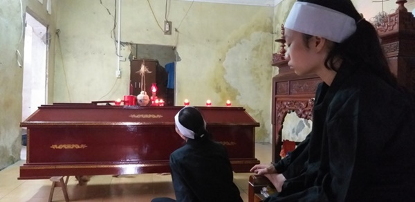 Nhân viên bán vé xe buýt tử vong khi đi bộ sang đường: Nhói lòng cảnh người đầu bạc tiễn kẻ đầu xanh-4