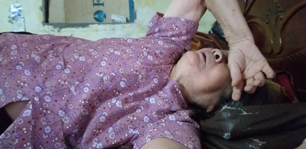 Nhân viên bán vé xe buýt tử vong khi đi bộ sang đường: Nhói lòng cảnh người đầu bạc tiễn kẻ đầu xanh-5