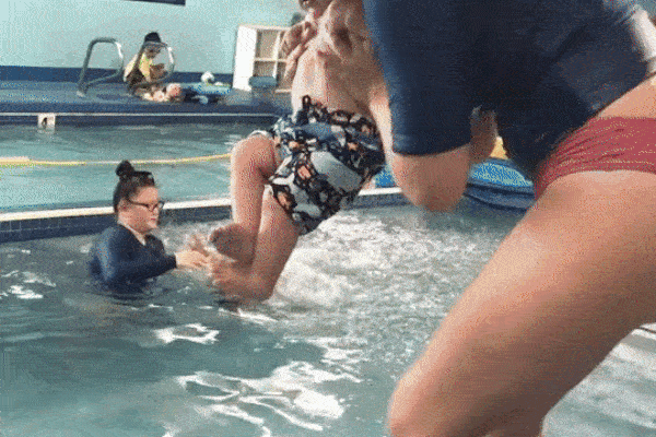 Khoe clip con 8 tháng tuổi tập bơi bằng cách ném thẳng xuống nước, bà mẹ nhận nhiều 'gạch đá', nhưng nghe cô giải thích còn bất ngờ hơn