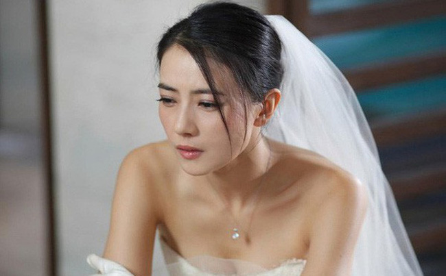 Người yêu cũ của chú rể đến đám cưới làm loạn, cô dâu chỉ nhẹ nhàng đưa ra 1 thứ khiến ả kia muối mặt rút lui-1