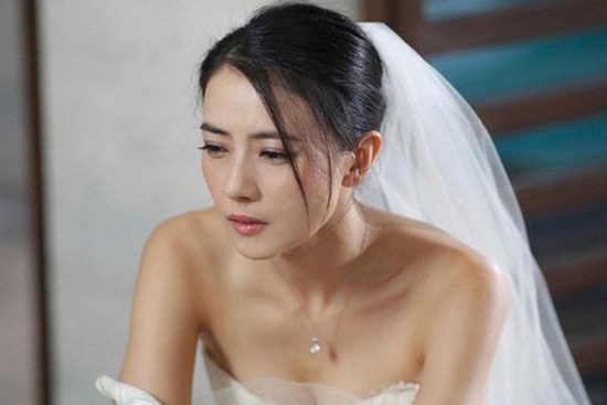 Người yêu cũ của chú rể đến đám cưới làm loạn, cô dâu chỉ nhẹ nhàng đưa ra 1 thứ khiến ả kia muối mặt rút lui