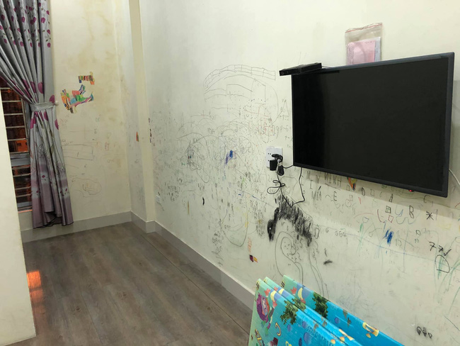 Cho con thoải mái vẽ tranh trừu tượng lên tường, bố mẹ giờ đây chỉ biết khóc thét, lên mạng tìm người cùng cảnh ngộ-2