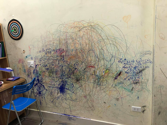 Cho con thoải mái vẽ tranh trừu tượng lên tường, bố mẹ giờ đây chỉ biết khóc thét, lên mạng tìm người cùng cảnh ngộ-5