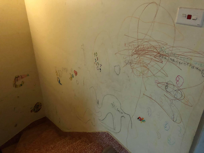 Cho con thoải mái vẽ tranh trừu tượng lên tường, bố mẹ giờ đây chỉ biết khóc thét, lên mạng tìm người cùng cảnh ngộ-8