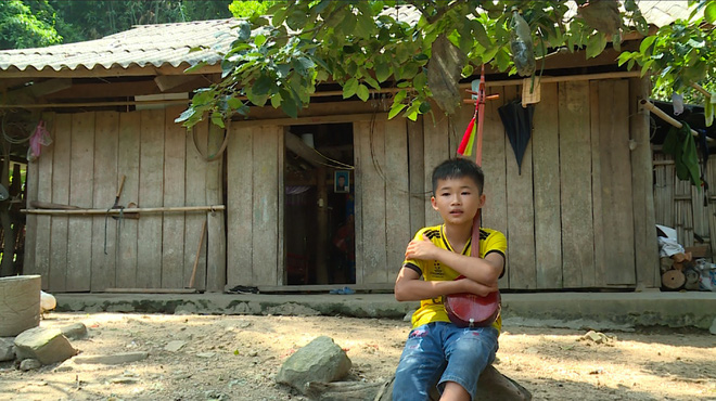 Em bé miền núi bật khóc khi được Trấn Thành tặng 20 triệu tiền mặt trên sân khấu-1