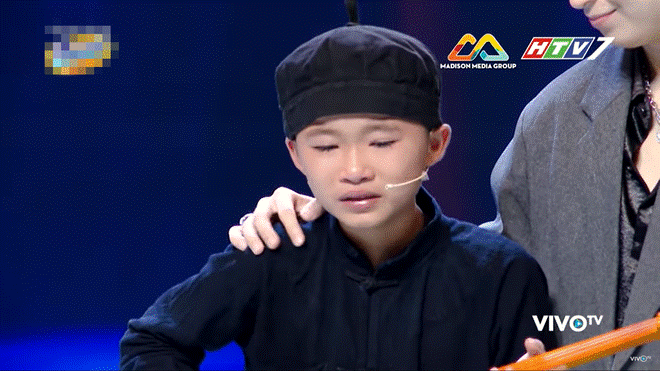 Em bé miền núi bật khóc khi được Trấn Thành tặng 20 triệu tiền mặt trên sân khấu-5