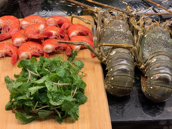 Cuối tuần chế biến món tiết canh tôm hùm đãi cả nhà, thành phẩm độc lạ trong như miếng thạch rau câu-2