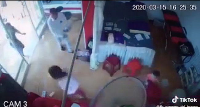 Clip: Người đàn ông bất ngờ xông vào spa tưới xăng châm lửa đốt, khoảnh khắc cả tiệm bùng cháy khiến ai nấy thất kinh-1