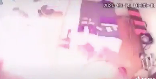Clip: Người đàn ông bất ngờ xông vào spa tưới xăng châm lửa đốt, khoảnh khắc cả tiệm bùng cháy khiến ai nấy thất kinh-2