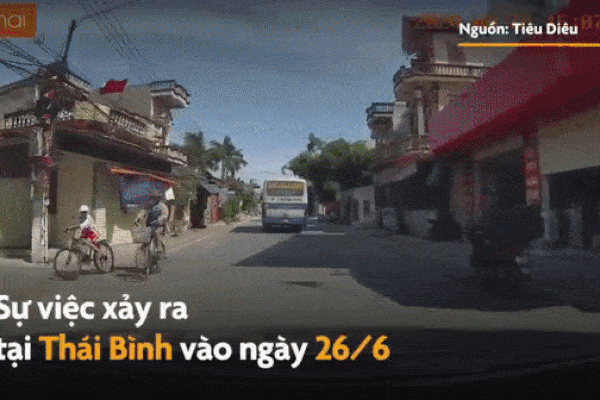 Cặp đôi đầu trần lạng lách giữa ôtô và xe khách-1