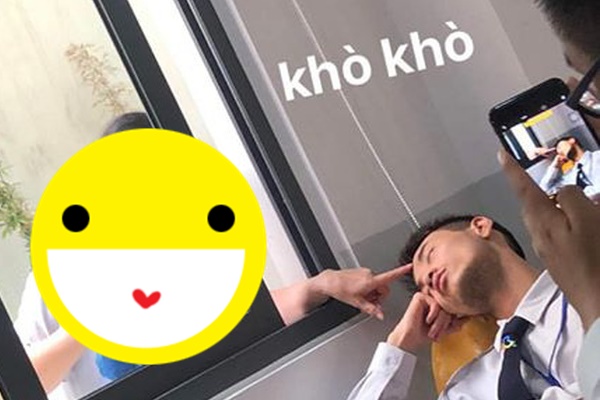 Sắp hết giờ mà chưa kịp khoanh đáp án, nam sinh cuống quá hóa sai lầm nhưng lời phê bắt trend của cô giáo mới hài-2