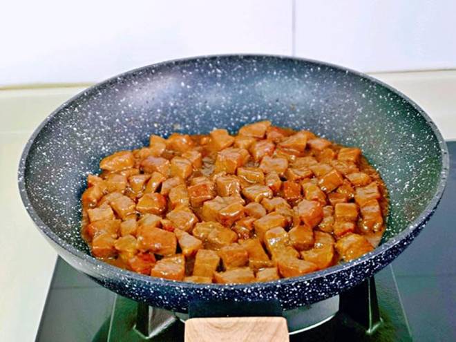 Cuối tuần mẹ làm thịt bò lúc lắc cả nhà ăn hết bát cơm này đến bát khác-5