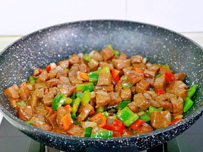 Cuối tuần mẹ làm thịt bò lúc lắc cả nhà ăn hết bát cơm này đến bát khác-6