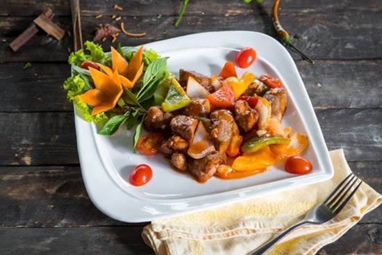 Cuối tuần mẹ làm thịt bò lúc lắc cả nhà ăn hết bát cơm này đến bát khác