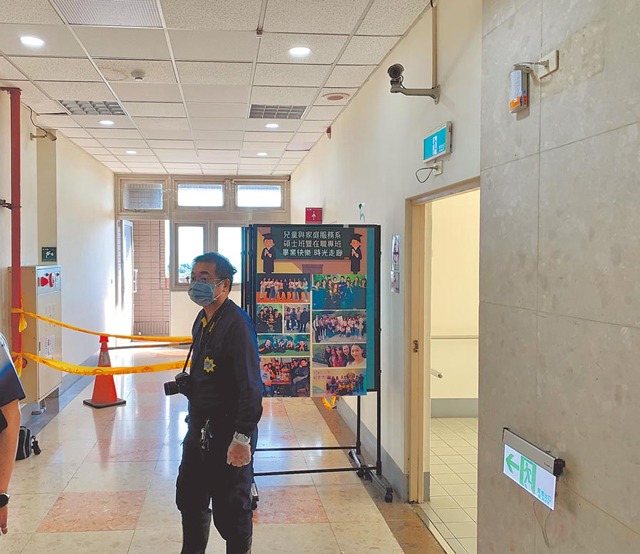 Nhặt túi rác trong nhà vệ sinh trường đại học, nữ lao công chết lặng khi mở ra-1