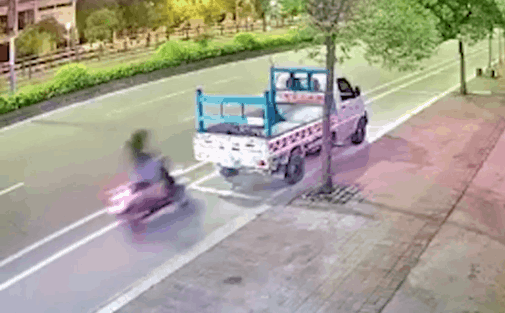 CLIP: Cô gái lao đầu vào xe tải dừng bên đường, biểu hiện sau đó khiến tất cả sợ hãi-1