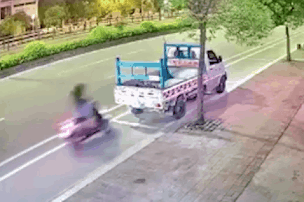 CLIP: Cô gái lao đầu vào xe tải dừng bên đường, biểu hiện sau đó khiến tất cả sợ hãi