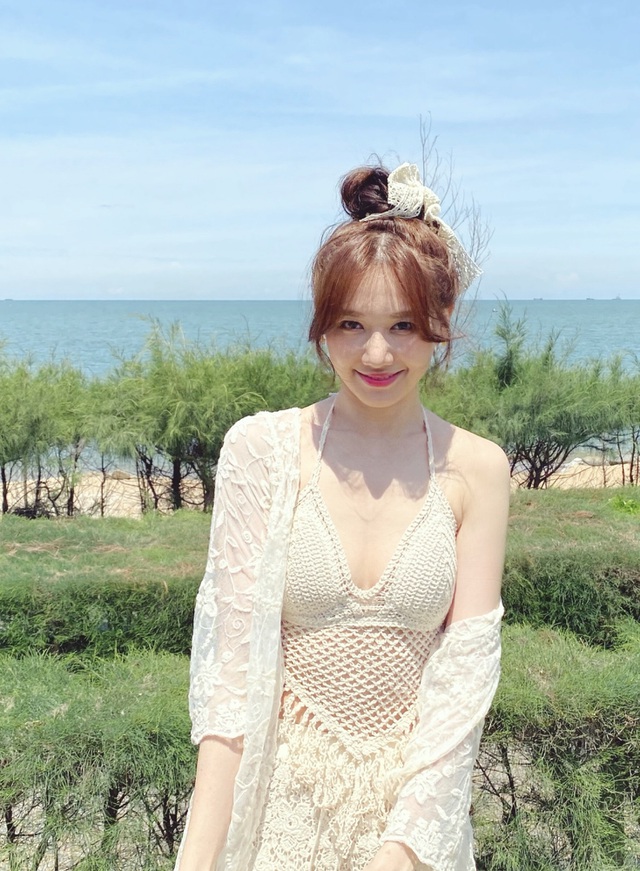 Chênh nhau 14 tuổi nhưng HH Giáng My chẳng hề kém đẹp so với Hari Won khi đụng bộ đồ bơi khoe dáng nuột-1