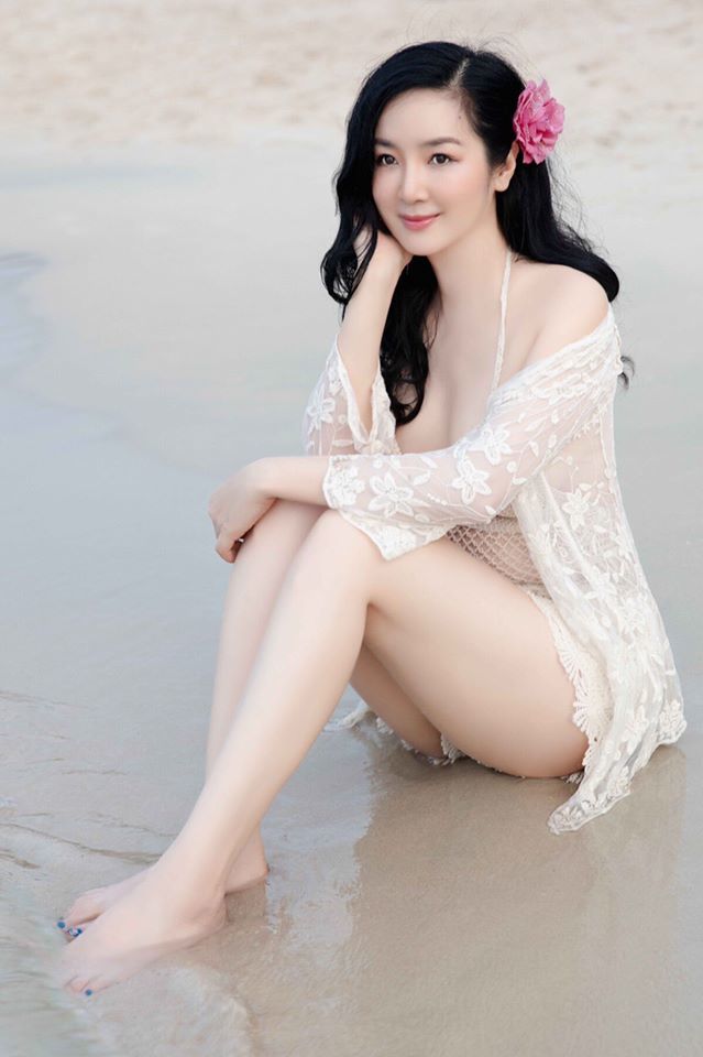 Chênh nhau 14 tuổi nhưng HH Giáng My chẳng hề kém đẹp so với Hari Won khi đụng bộ đồ bơi khoe dáng nuột-5