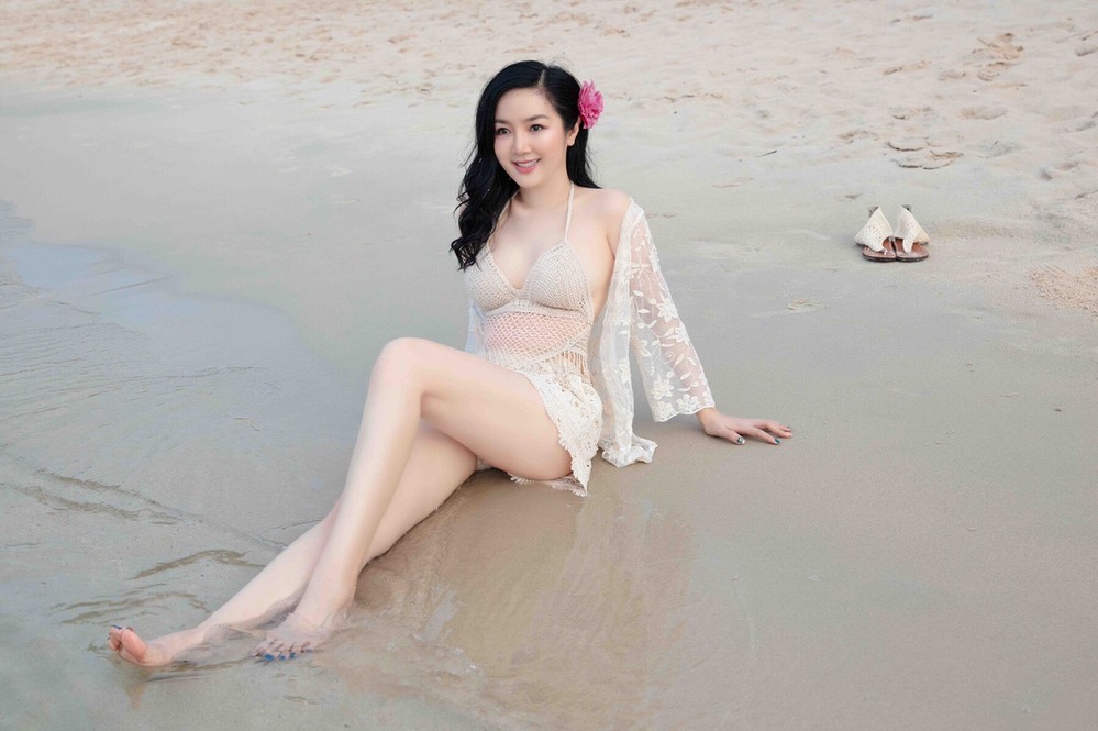 Chênh nhau 14 tuổi nhưng HH Giáng My chẳng hề kém đẹp so với Hari Won khi đụng bộ đồ bơi khoe dáng nuột-6