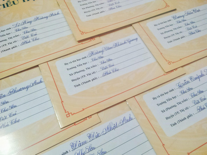 Thầy giáo 9X vẽ hoa phượng đỉnh cao giống y như thật, xem đến ảnh chữ viết càng phục hơn-10