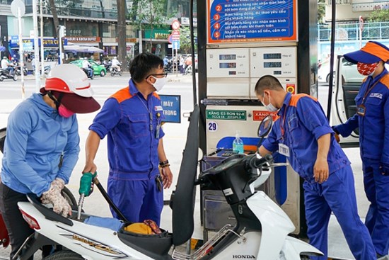 Tăng mạnh, xăng lên giá lần thứ 4 liên tiếp