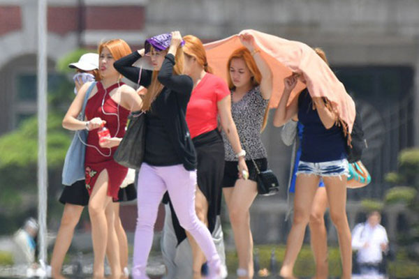 Hút thuốc cạnh can xăng gây hỏa hoạn, vợ tử vong, chồng nguy kịch-2