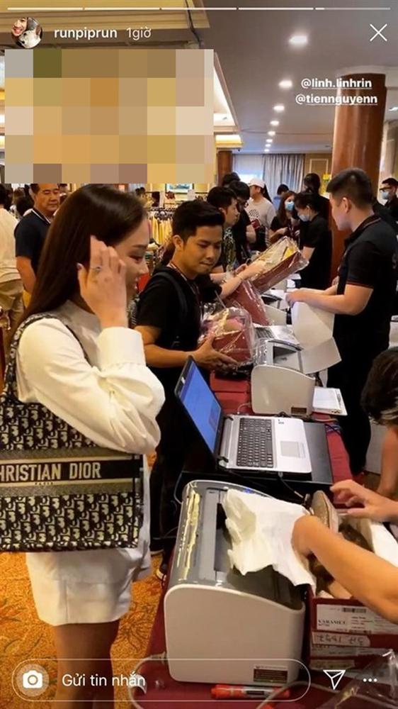 Phillip Nguyễn đưa Linh Rin tậu đồ hiệu rồi lái xe hóng mát: Đúng trend đi con Mẹc dạo Hồ Tây nhưng phiên bản siêu xế!-4