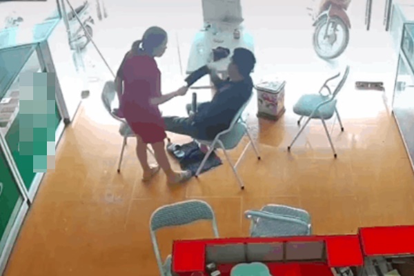 Cám cảnh chồng ngồi giữa nhà bắn điếu cày, vợ cầm dao chỉ mặt nạt nộ, con trai vừa bấm điện thoại vừa run-1