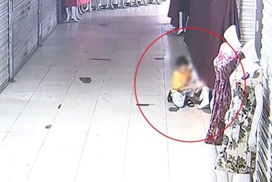 Cậu bé dùng bật lửa đốt ma-nơ-canh ở cửa hàng suýt gây cháy