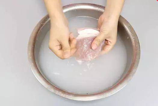 Rửa thịt lợn với nước càng rửa càng bẩn, dùng thứ này đảm bảo sạch bong, tha hồ chế biến-1