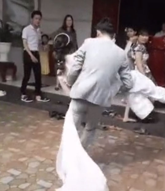 Chú rể bế cô dâu vào nhà bằng cửa chính lên tiếng về phản ứng bất ngờ của mẹ: Lỡ con bé té thì mày liệu với tao-1