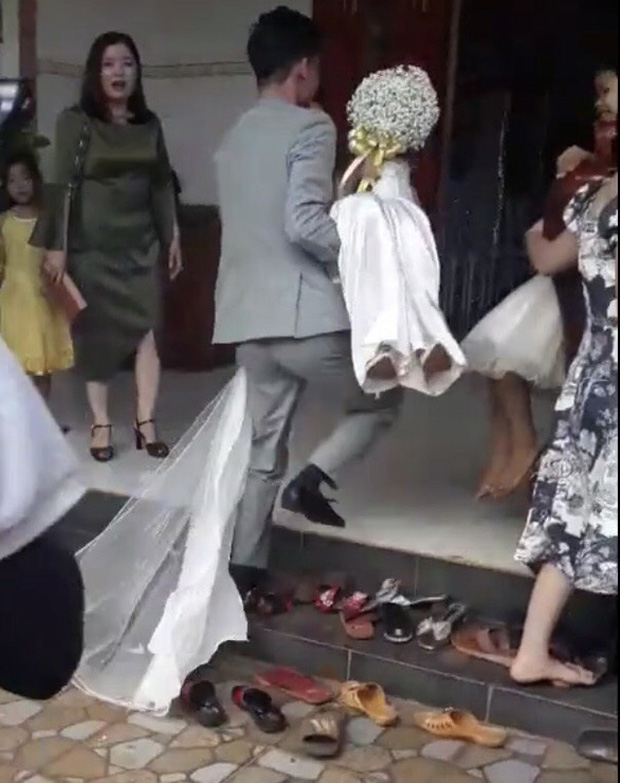 Chú rể bế cô dâu vào nhà bằng cửa chính lên tiếng về phản ứng bất ngờ của mẹ: Lỡ con bé té thì mày liệu với tao-2