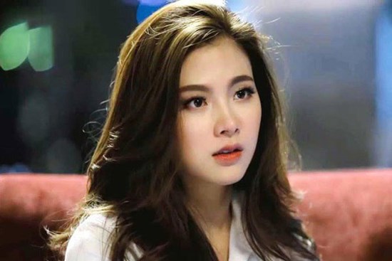 Đến thăm mẹ chồng cũ, tôi bật khóc khi thấy bà ngồi đơn độc nhưng bàn ăn có tới 3 bộ bát đũa