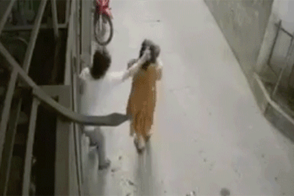 Người phụ nữ bị giật tóc kéo lên ôtô-1