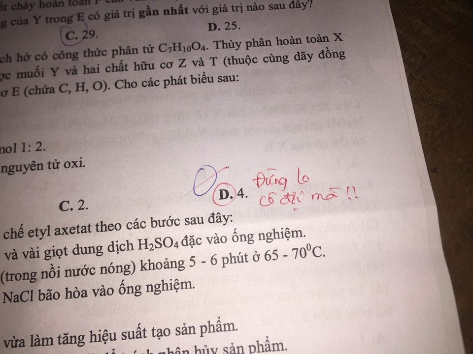 Sắp hết giờ mà chưa kịp khoanh đáp án, nam sinh cuống quá hóa sai lầm nhưng lời phê bắt trend của cô giáo mới hài-1