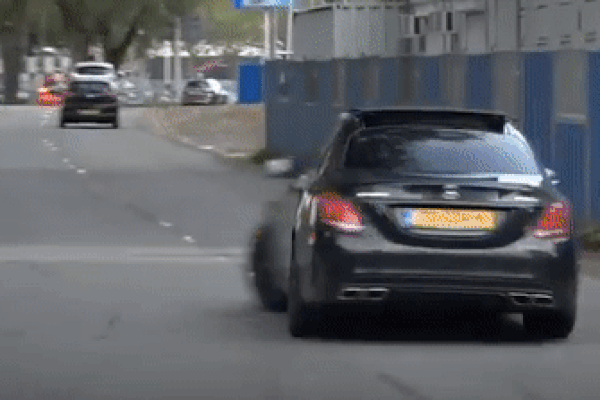 Phô diễn khả năng điều khiển xe, tài xế lái Mercedes gặp nạn