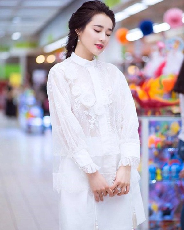 Đi ngược với style công sở thanh lịch, mỹ nhân Vbiz dắt tay nhau khoe nội y nổi bật-8