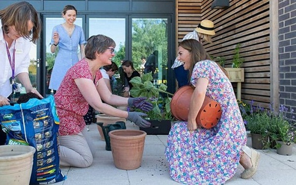 Chỉ cần nhìn cảnh Công nương Kate lăn xả bốc đất là có thể hiểu tại sao cô luôn được lòng dư luận còn cô em dâu Meghan lại bị ghét cay ghét đắng-4